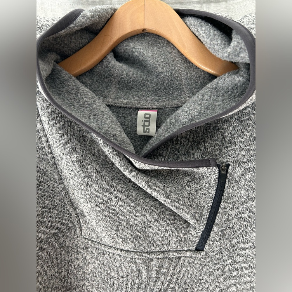 Stio Women's Sweetwater Fleece Hoodie Grey Medium
Like new. Smoke free home.